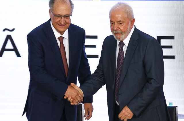 Presidente em exercício Geraldo Alckmin tem sido “discreto” durante as viagens de Lula